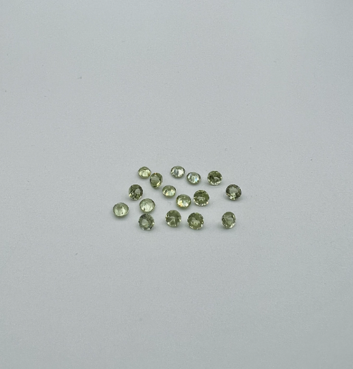 Peridot Faceted Round 2.2mm Approximately 1.00 Carat, 16pcs