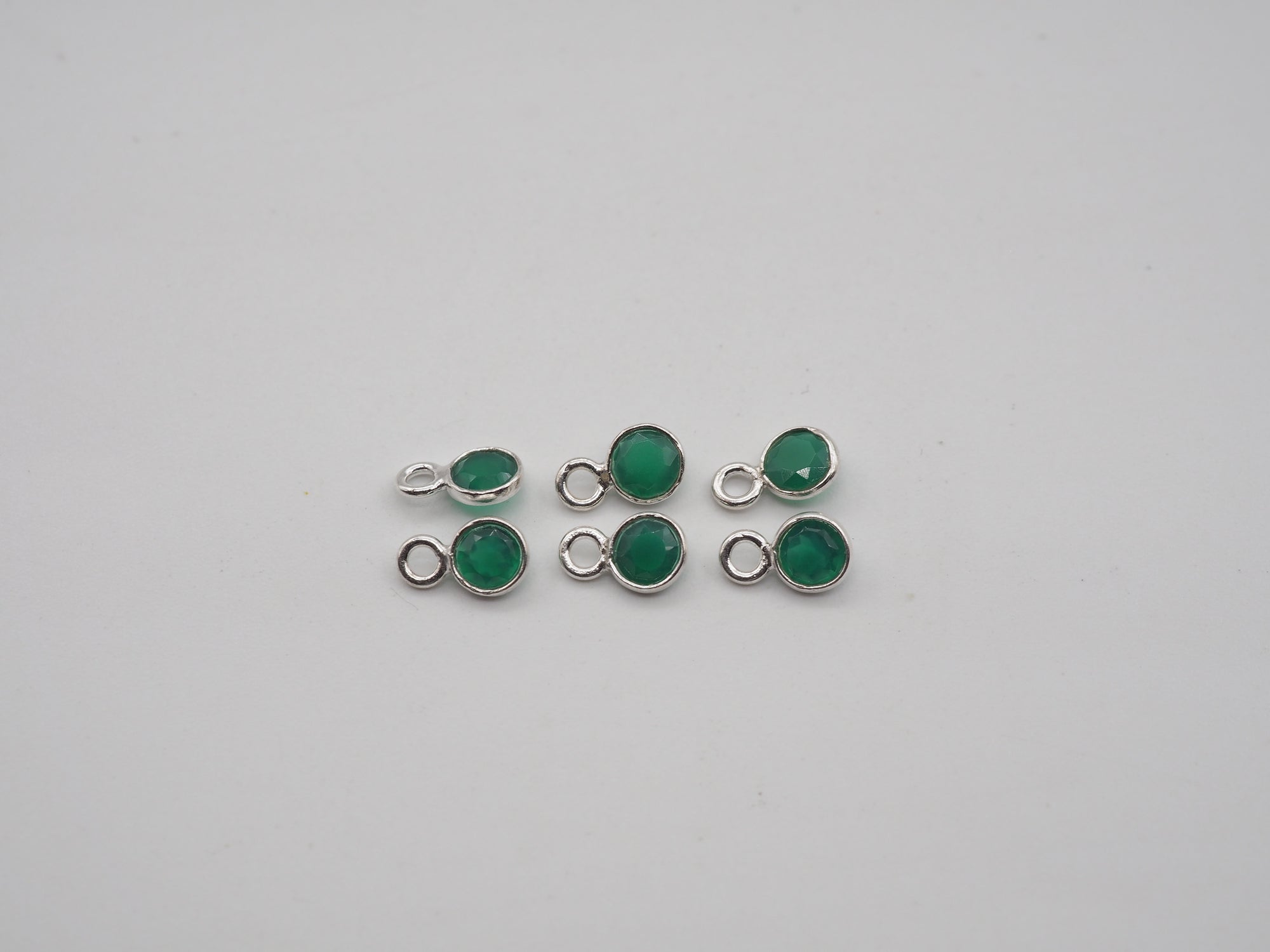 Green Onyx Silver Bezel 4 mm, Single Connector, Approximately 3.97 carat (GTG-SBO-13)