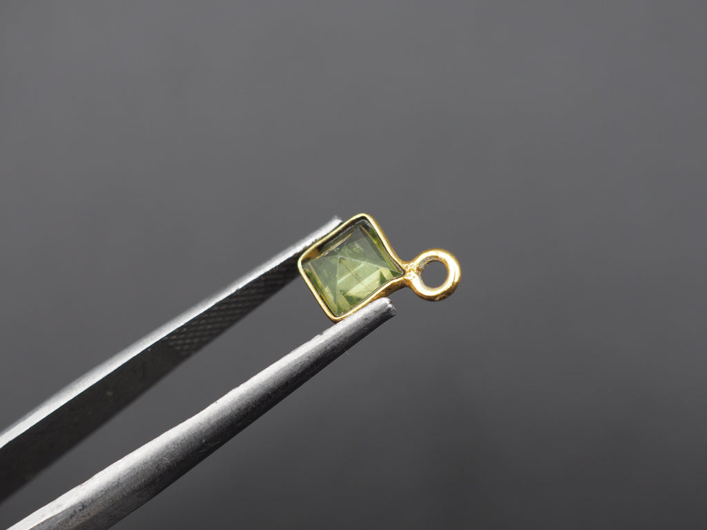 Peridot 18K Gold Filled Bezel 5x5 mm, Single Connector, Peridot Charm