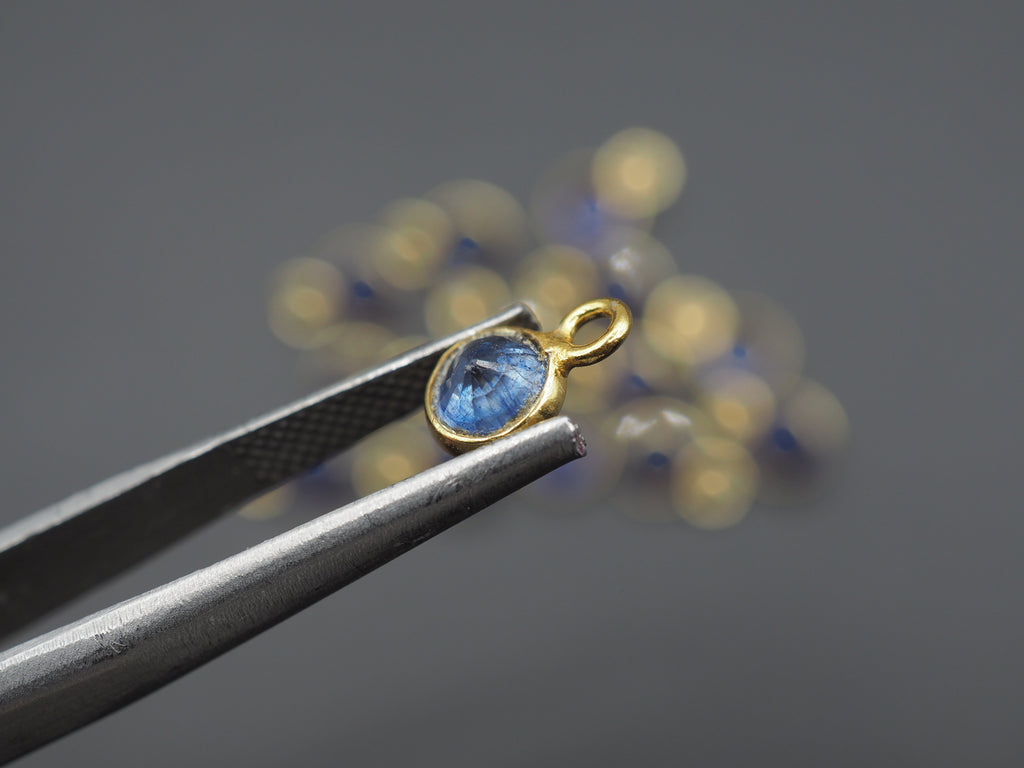 Blue Sapphire 18K Gold Filled Bezel 5 mm, Single Connector, Sapphire Charm, 1 Piece