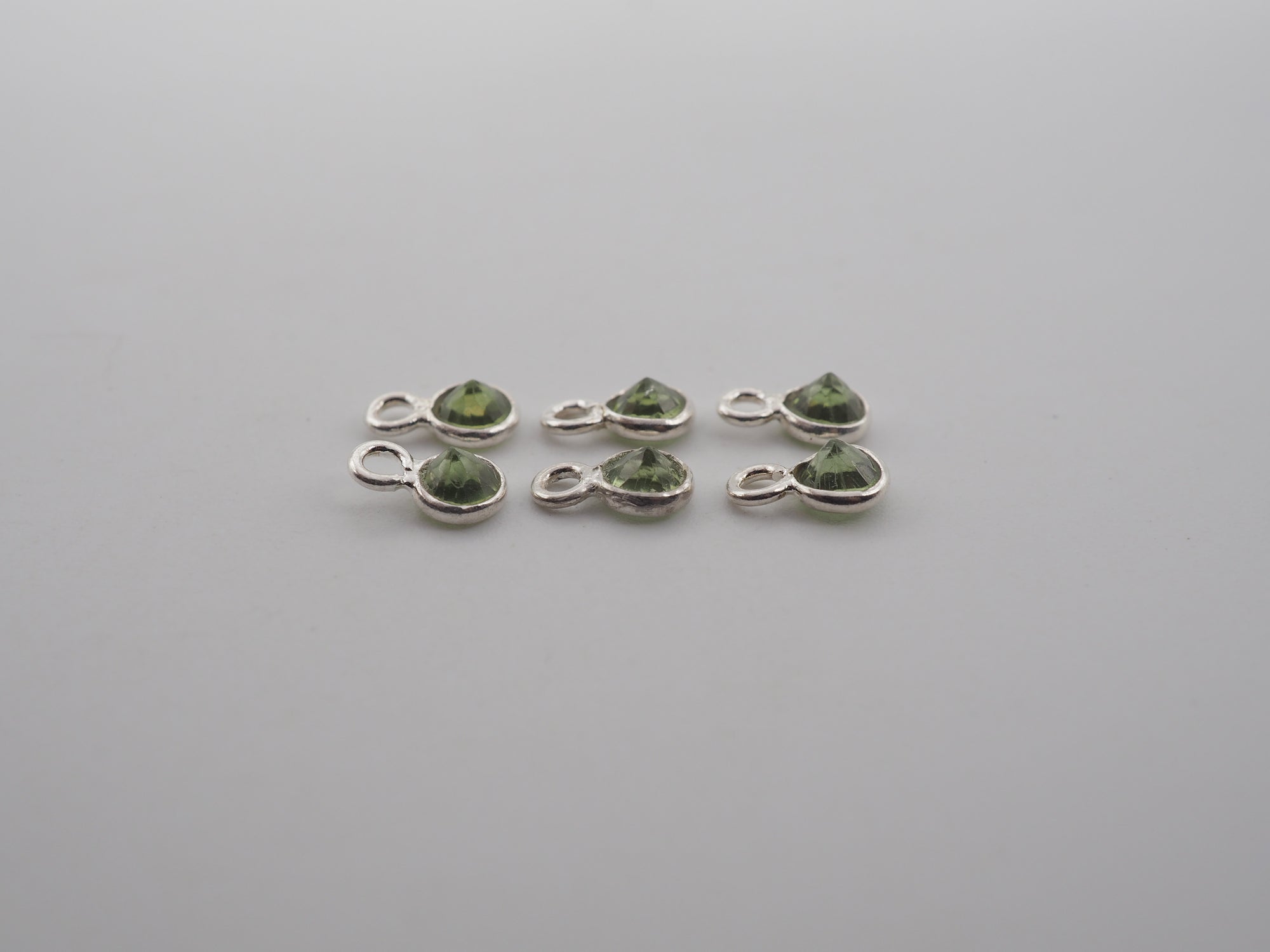 Peridot Silver Bezel, Single Connector, 4 mm, Peridot Charm (GTG-SBP-12)