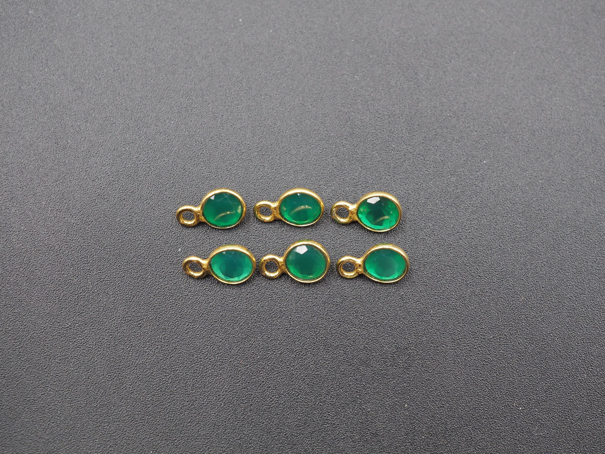 Green Onyx 18K Gold Filled Bezel 5.5 mm, Single Connector Onyx Charm
