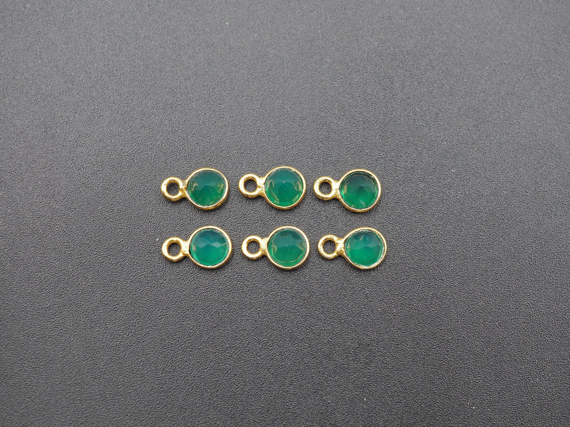 Green Onyx 18K Gold Filled Bezel 5.5 mm, Single Connector Onyx Charm