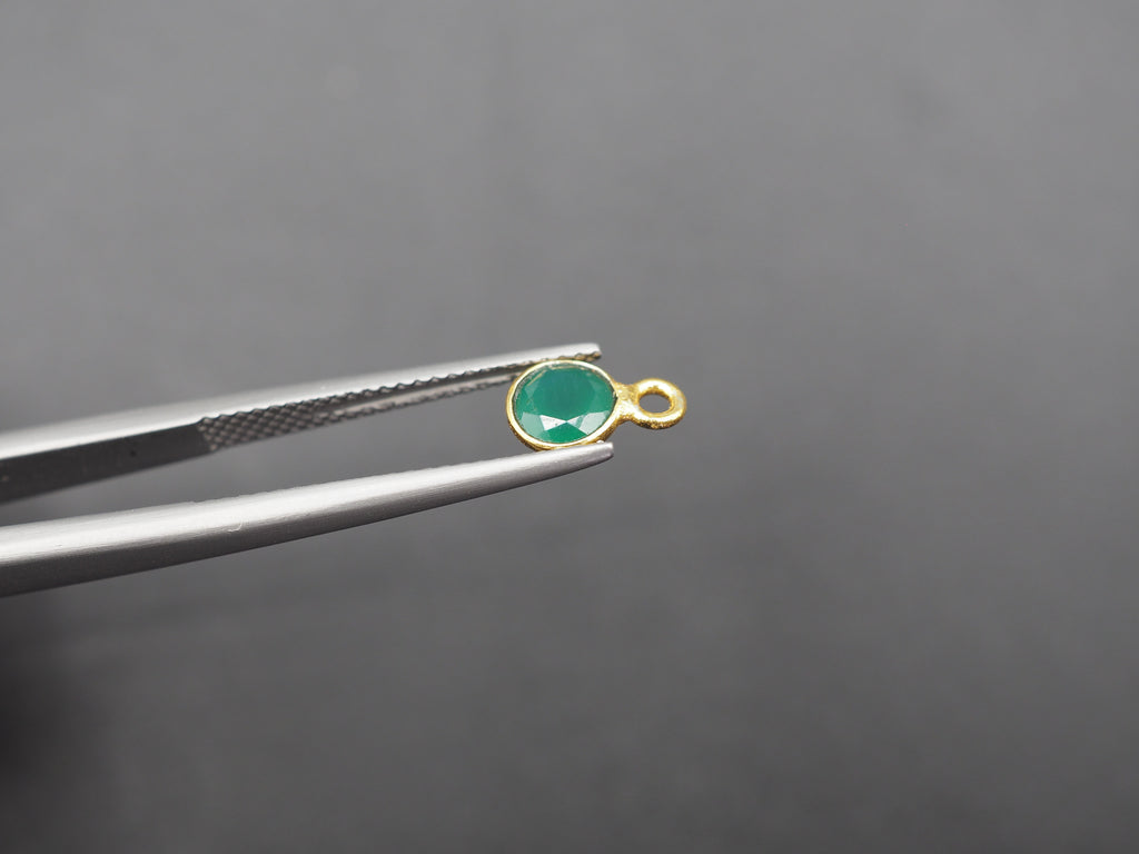 Green Onyx 18K Gold Filled Bezel 5.5 mm, Single Connector Onyx Charm