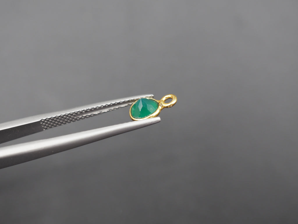 Green Onyx 18K Gold Filled Bezel 5.5 mm, Single Connector Onyx Charm