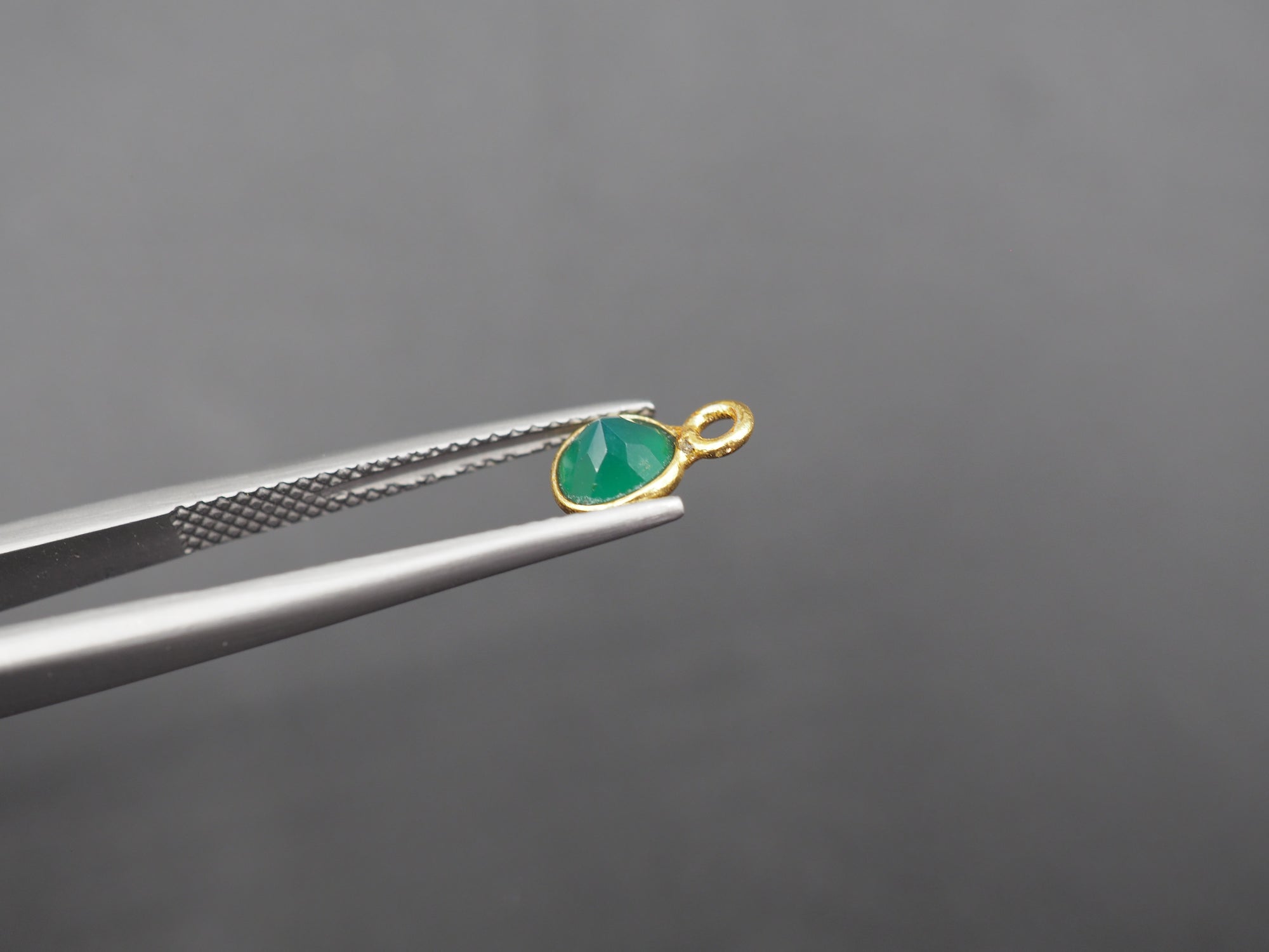 Green Onyx 18K Gold Filled Bezel 5.5 mm, Single Connector Onyx Charm