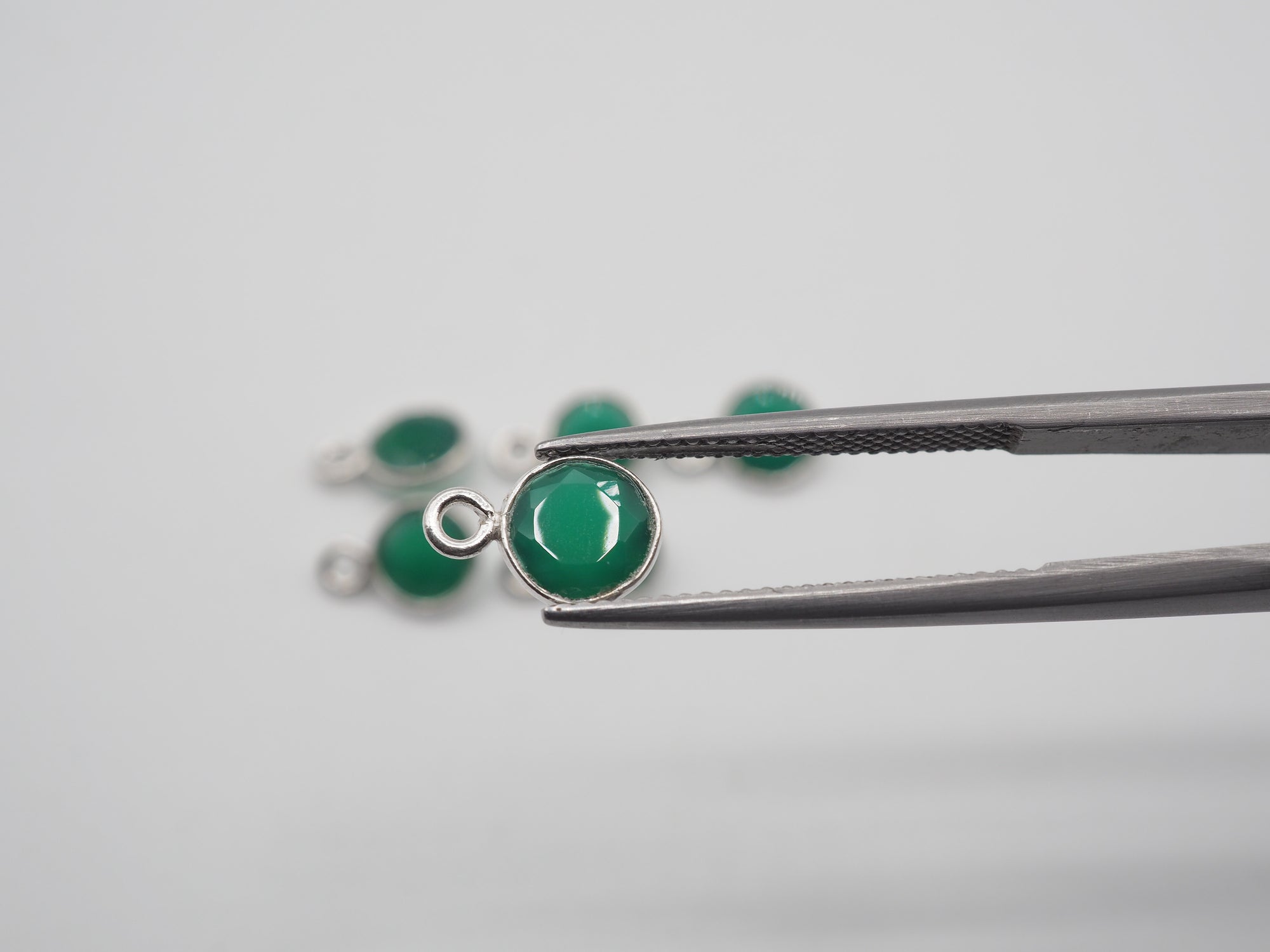 Green Onyx Silver Bezel 6 mm, Single Connector, Approximately 6.40 carat (GTG-SBO-15)