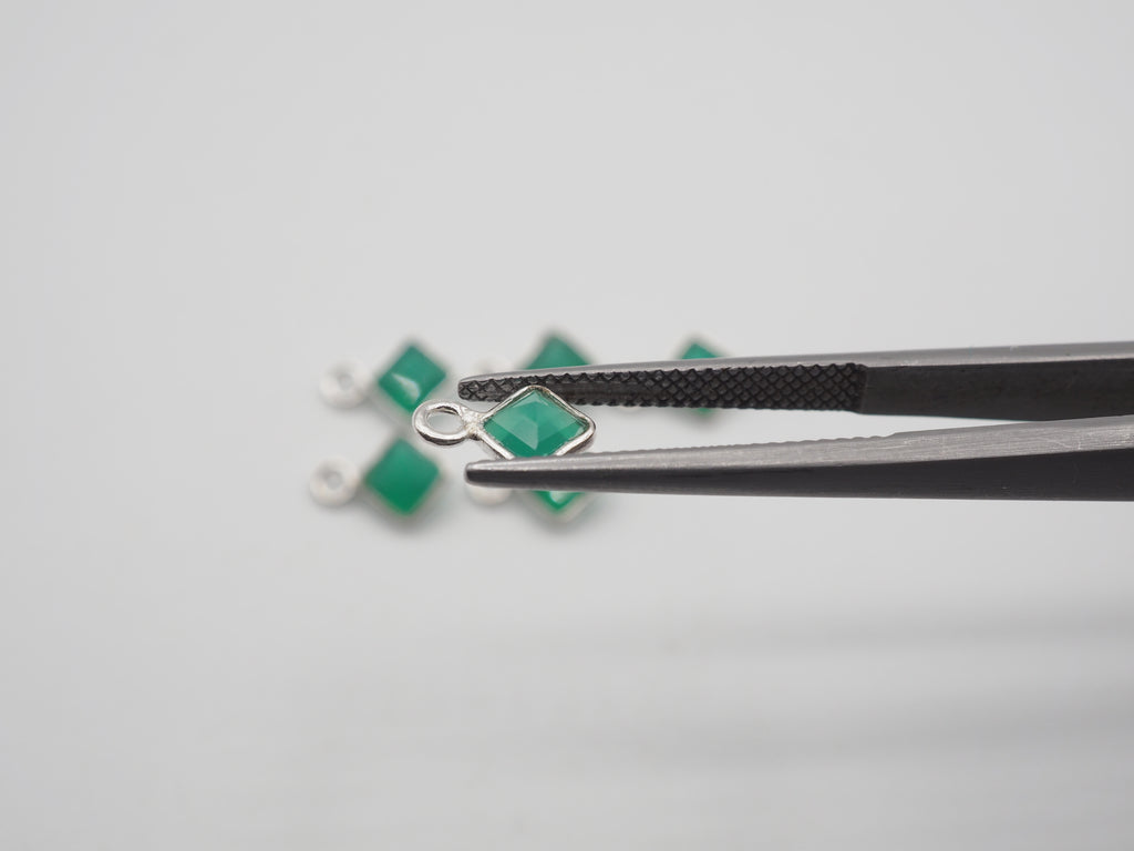 Green Onyx Silver Bezel 4x4 mm, Single Connector, Approximately 5.20 carat (GTG-SBO-10)
