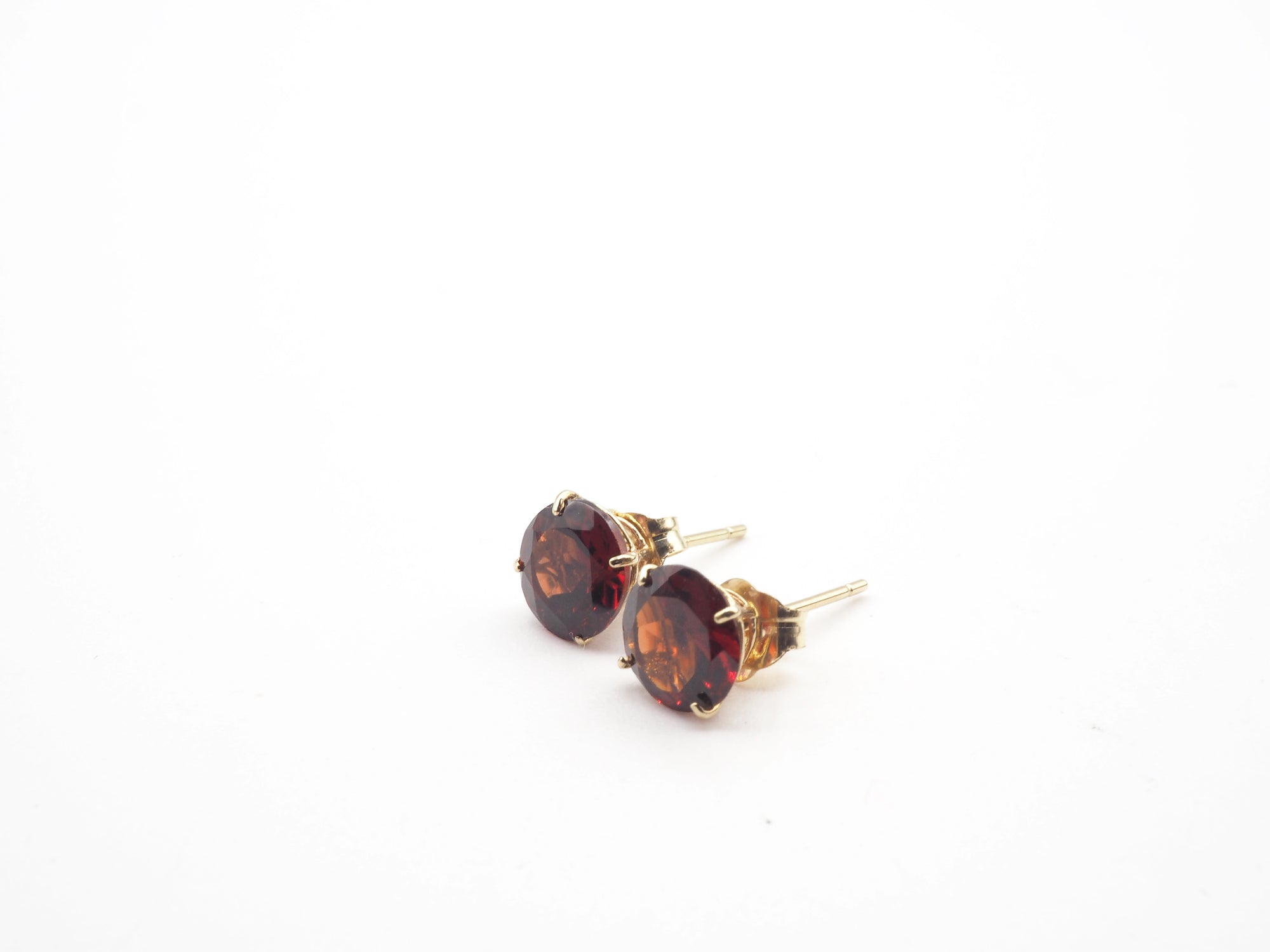 14K Yellow Gold Garnet Stud