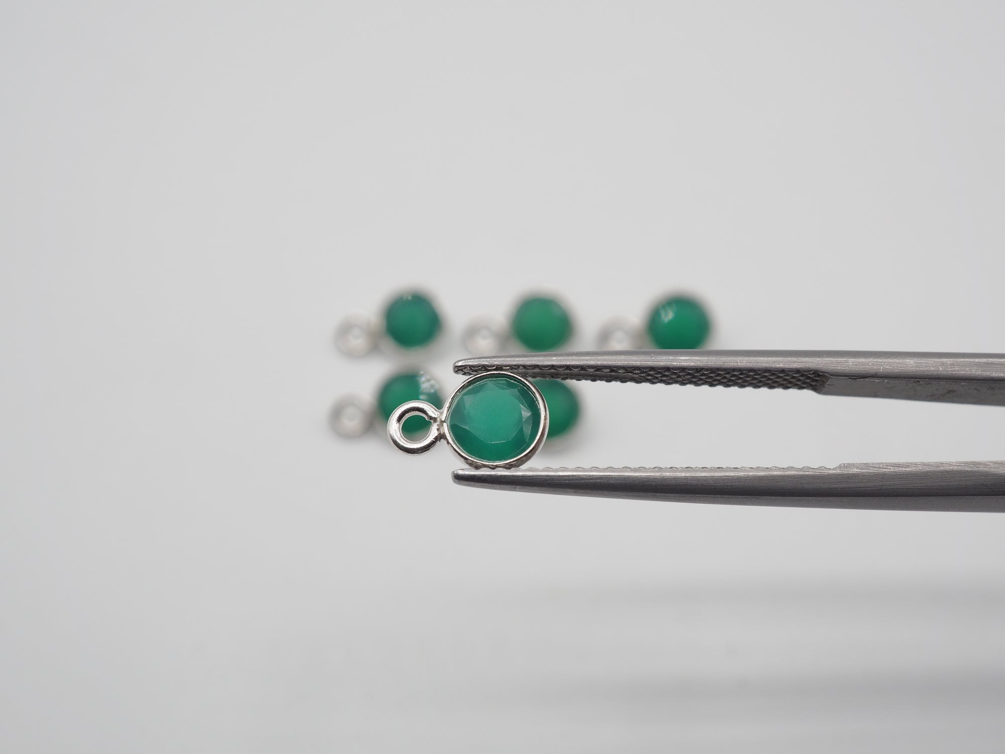 Green Onyx Silver Bezel 5 mm, Single Connector, Approximately 5.27 carat (GTG-SBO-14)