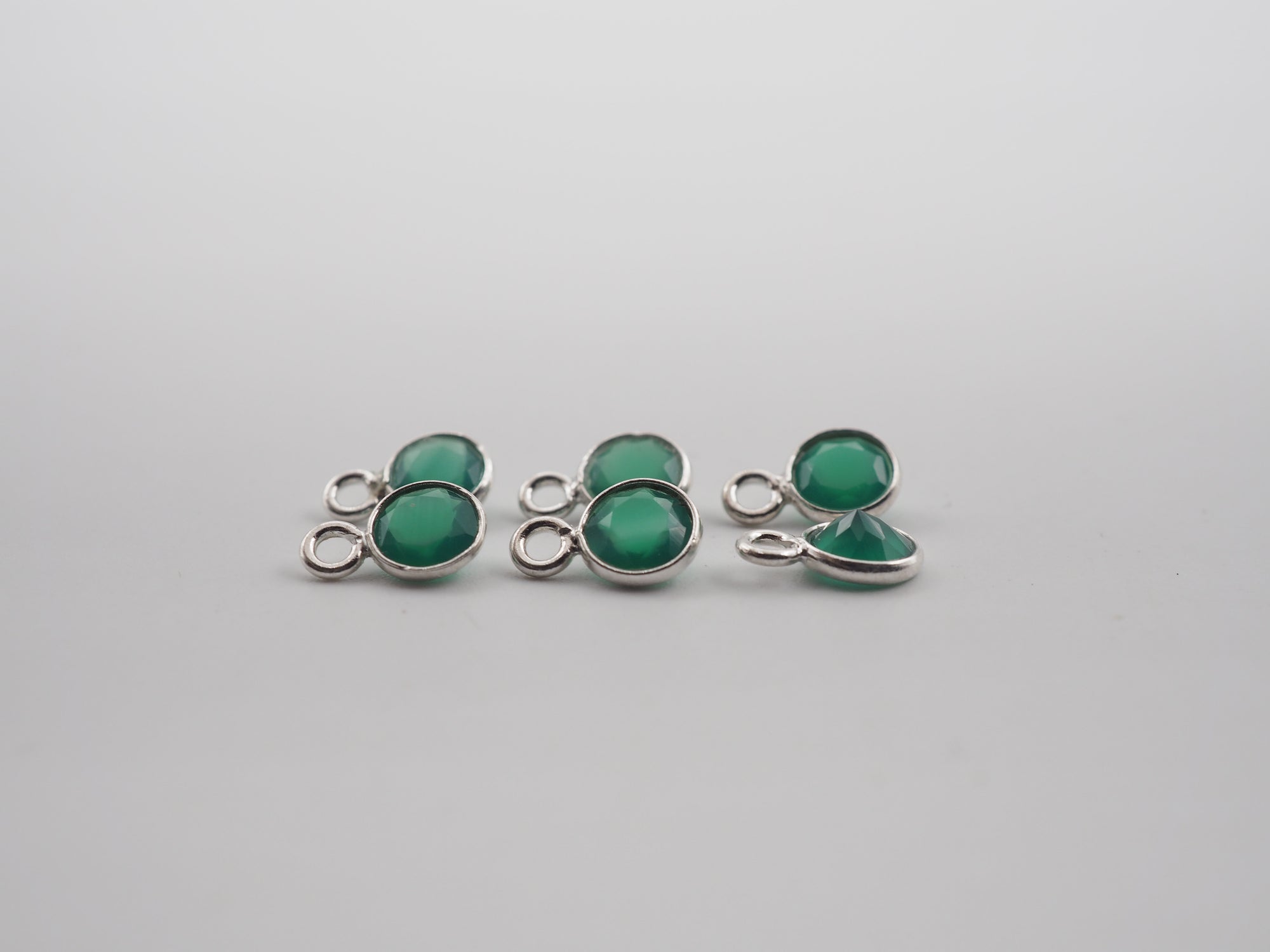 Green Onyx Silver Bezel 5 mm, Single Connector, Approximately 5.27 carat (GTG-SBO-14)
