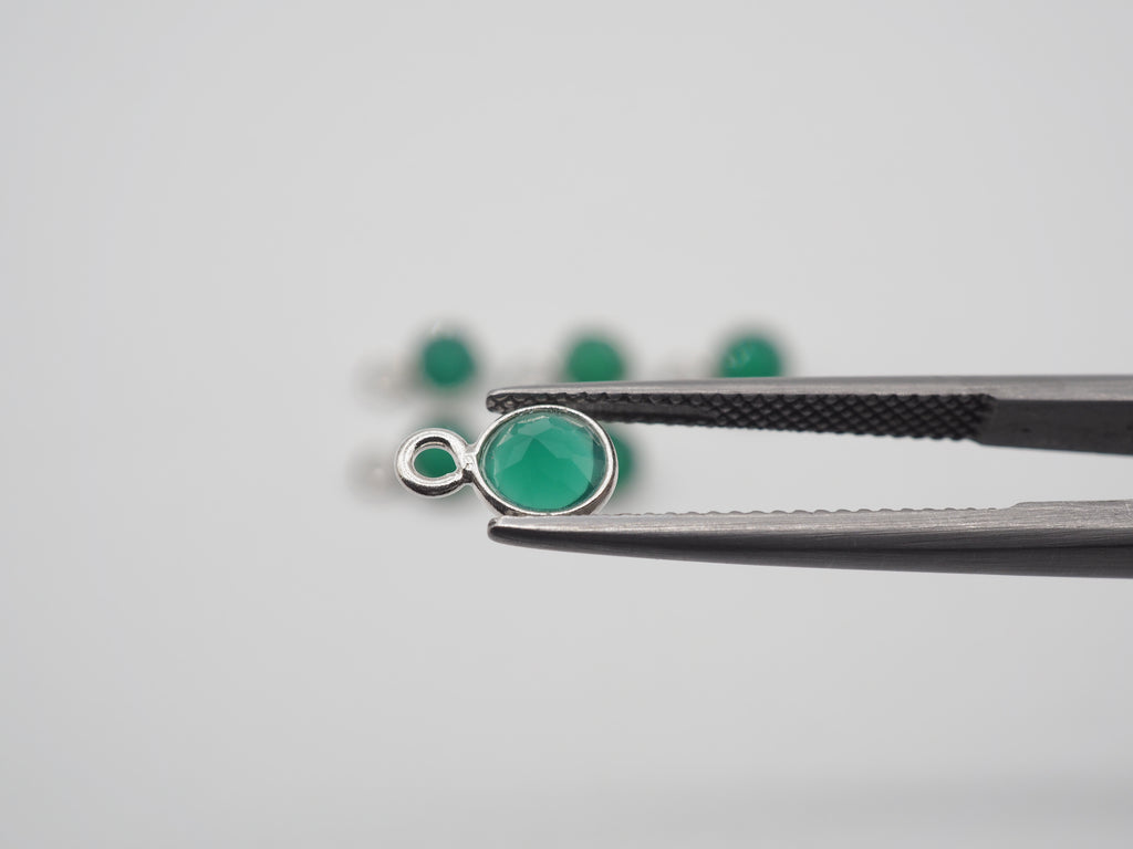 Green Onyx Silver Bezel 5 mm, Single Connector, Approximately 5.27 carat (GTG-SBO-14)