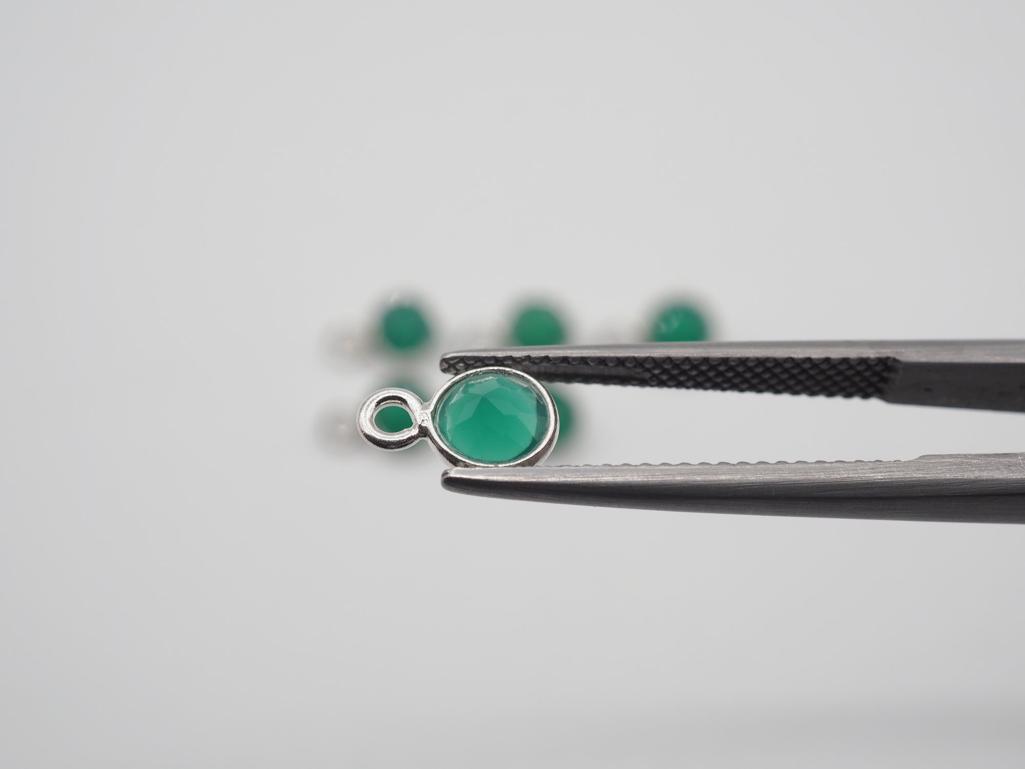 Green Onyx Silver Bezel 5 mm, Single Connector, Approximately 5.27 carat (GTG-SBO-14)