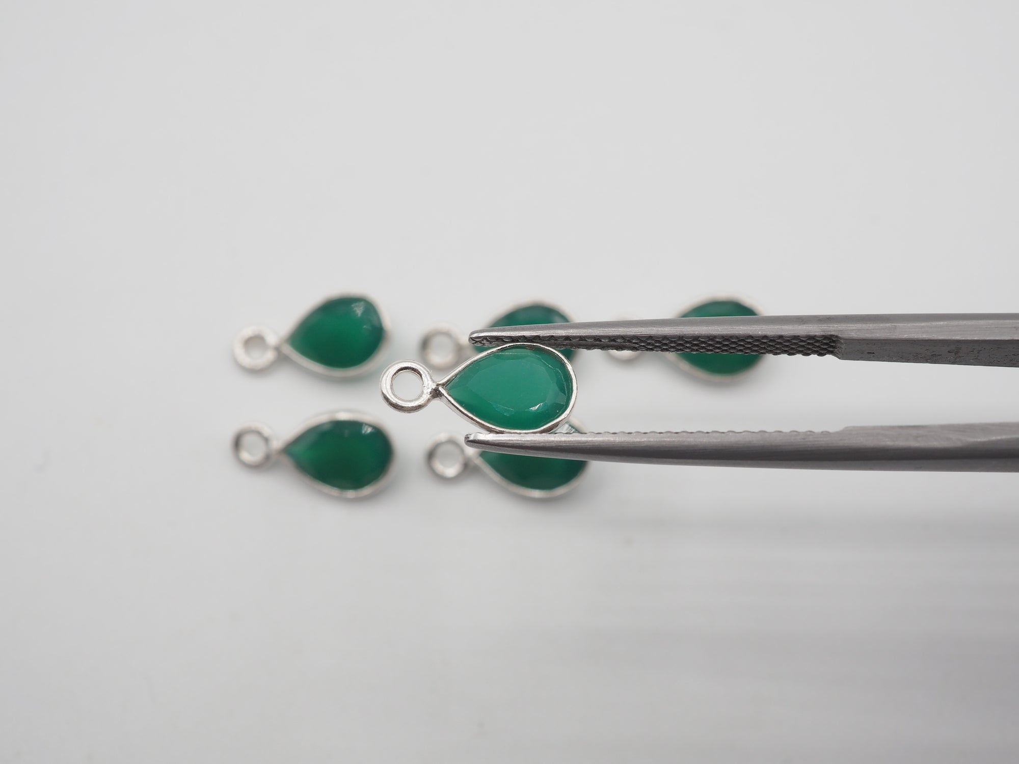 Green Onyx Silver Bezel 6x5 mm, Single Connector, Approximately 7.10 carat (GTG-SBO-5)
