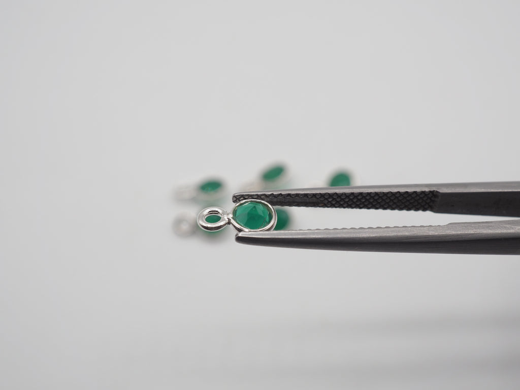 Green Onyx Silver Bezel 4 mm, Single Connector, Approximately 3.97 carat (GTG-SBO-13)