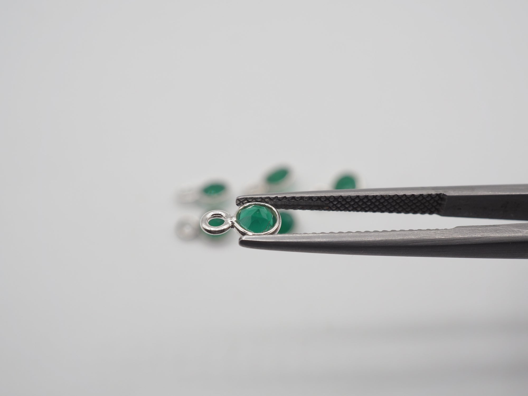 Green Onyx Silver Bezel 4 mm, Single Connector, Approximately 3.97 carat (GTG-SBO-13)