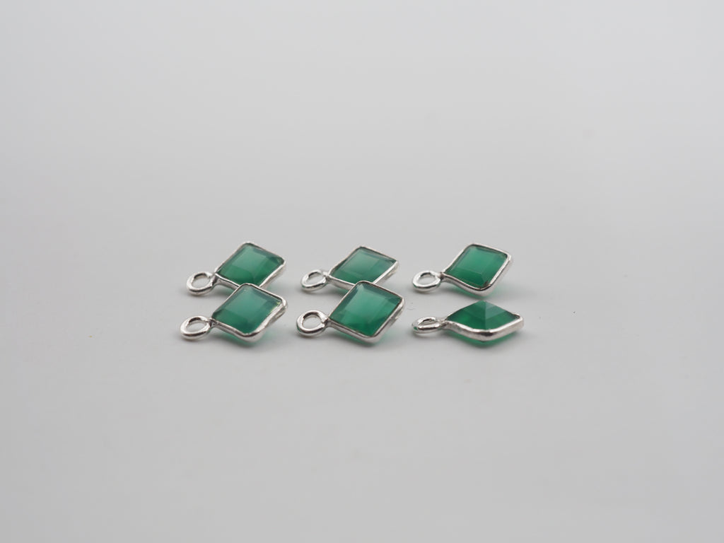 Green Onyx Silver Bezel 5x5 mm, Single Connector, Approximately 6.93 carat (GTG-SBO-11)