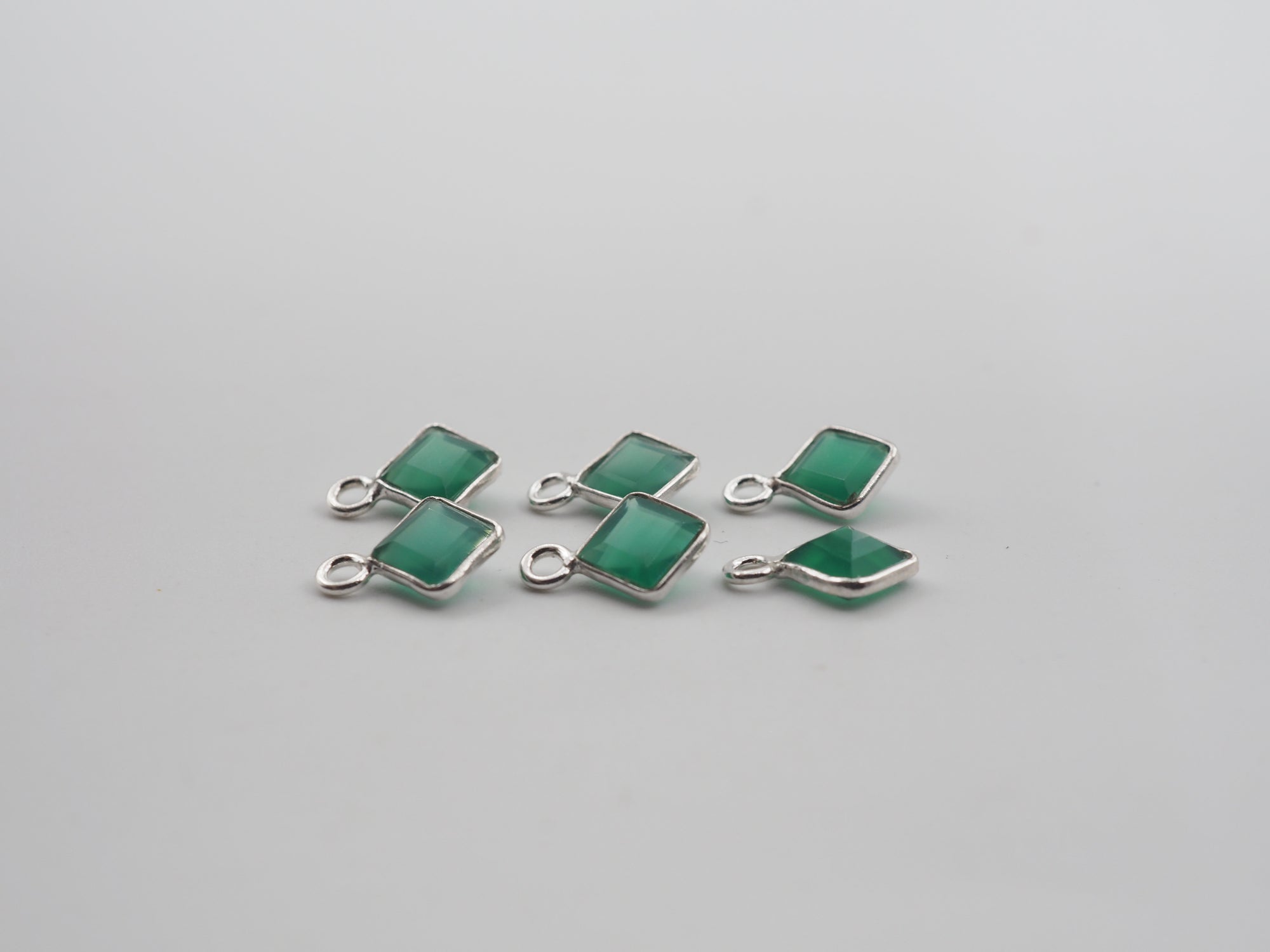 Green Onyx Silver Bezel 5x5 mm, Single Connector, Approximately 6.93 carat (GTG-SBO-11)