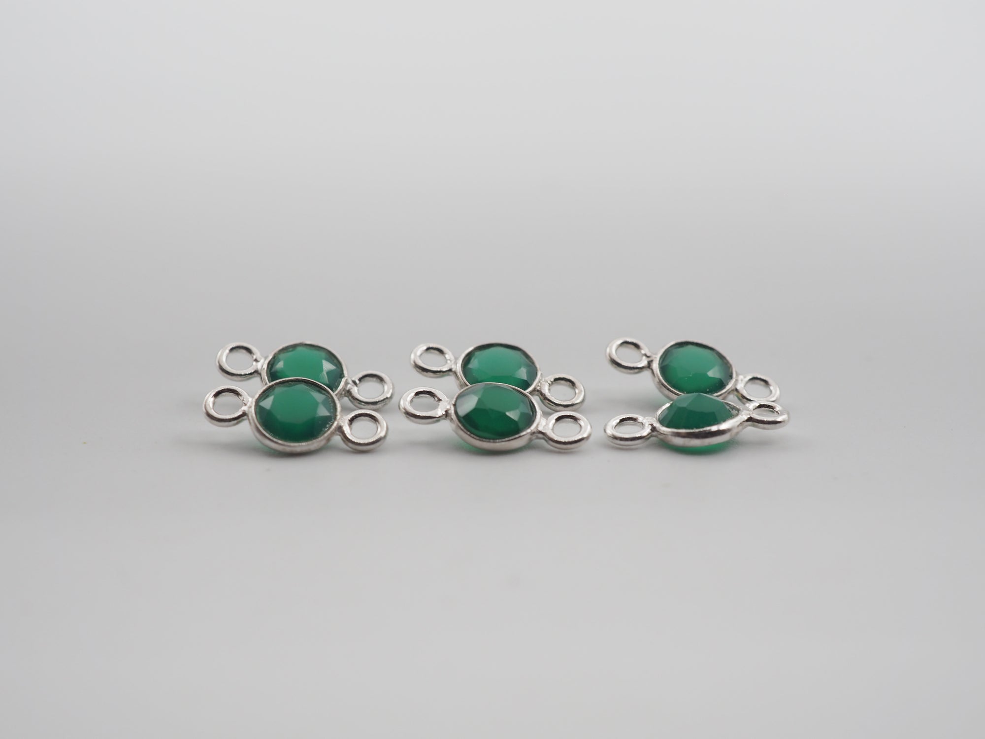 Green Onyx Silver Bezel 5 mm, Double Connector, Approximately 6.87 carat (GTG-SBO-12)