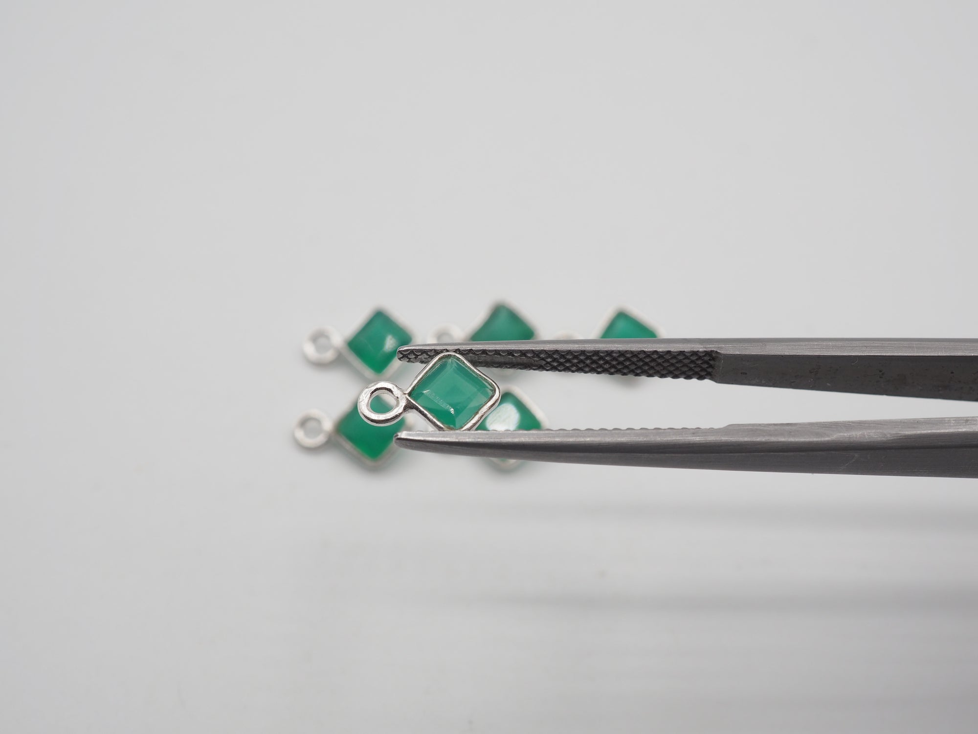 Green Onyx Silver Bezel 4x4 mm, Single Connector, Approximately 5.20 carat (GTG-SBO-10)