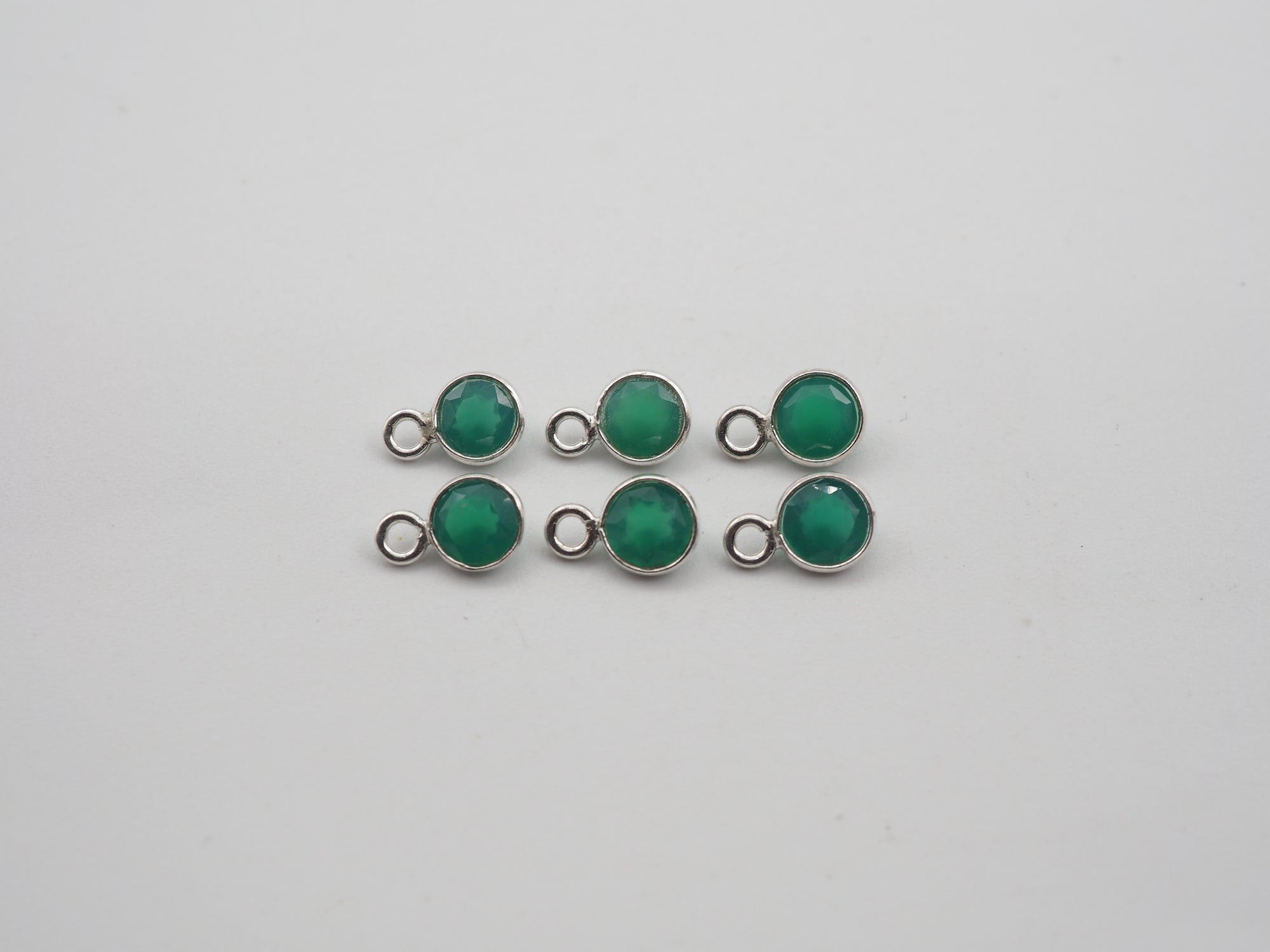 Green Onyx Silver Bezel 5 mm, Single Connector, Approximately 5.27 carat (GTG-SBO-14)