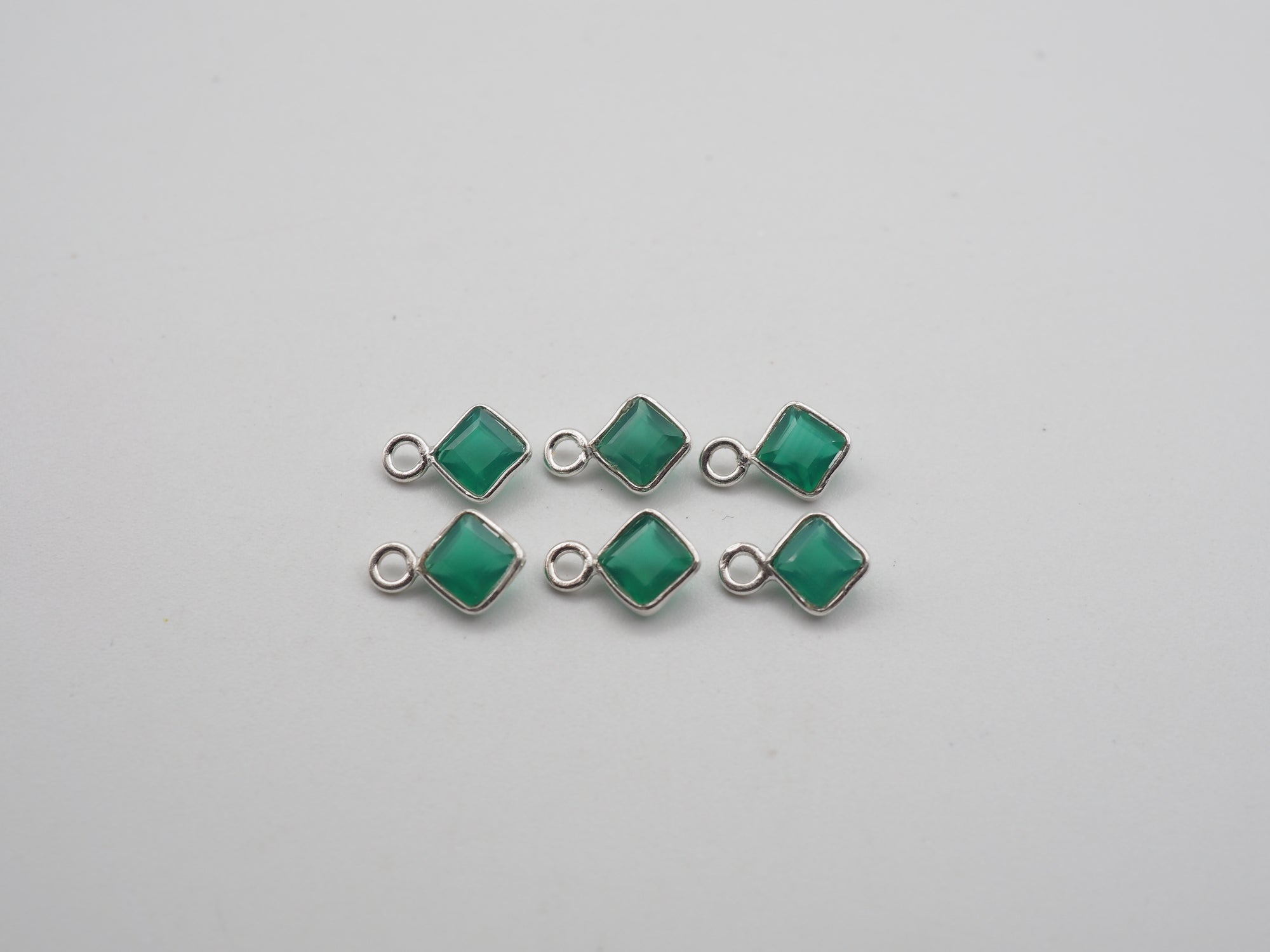 Green Onyx Silver Bezel 4x4 mm, Single Connector, Approximately 5.20 carat (GTG-SBO-10)