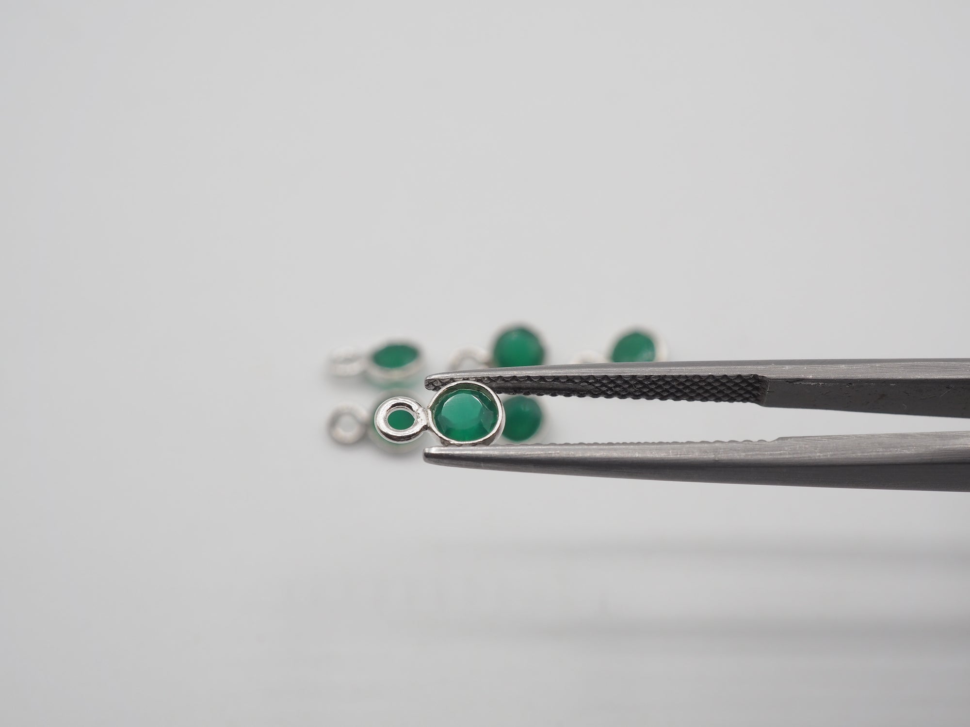 Green Onyx Silver Bezel 4 mm, Single Connector, Approximately 3.97 carat (GTG-SBO-13)