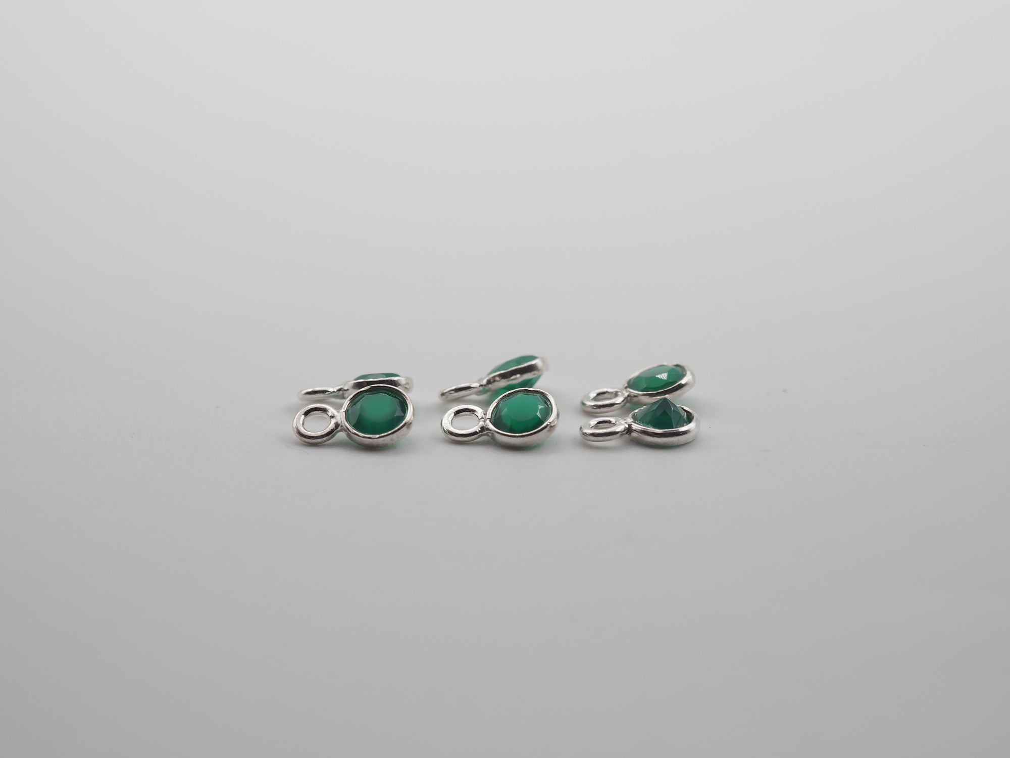 Green Onyx Silver Bezel 4 mm, Single Connector, Approximately 3.97 carat (GTG-SBO-13)