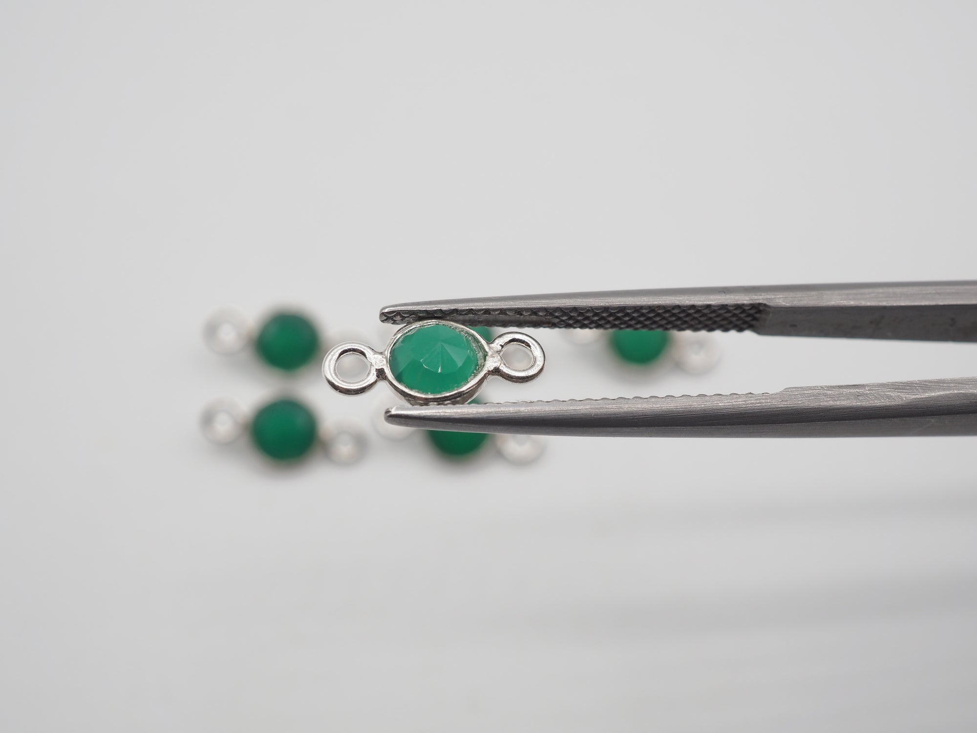 Green Onyx Silver Bezel 5 mm, Double Connector, Approximately 6.87 carat (GTG-SBO-12)