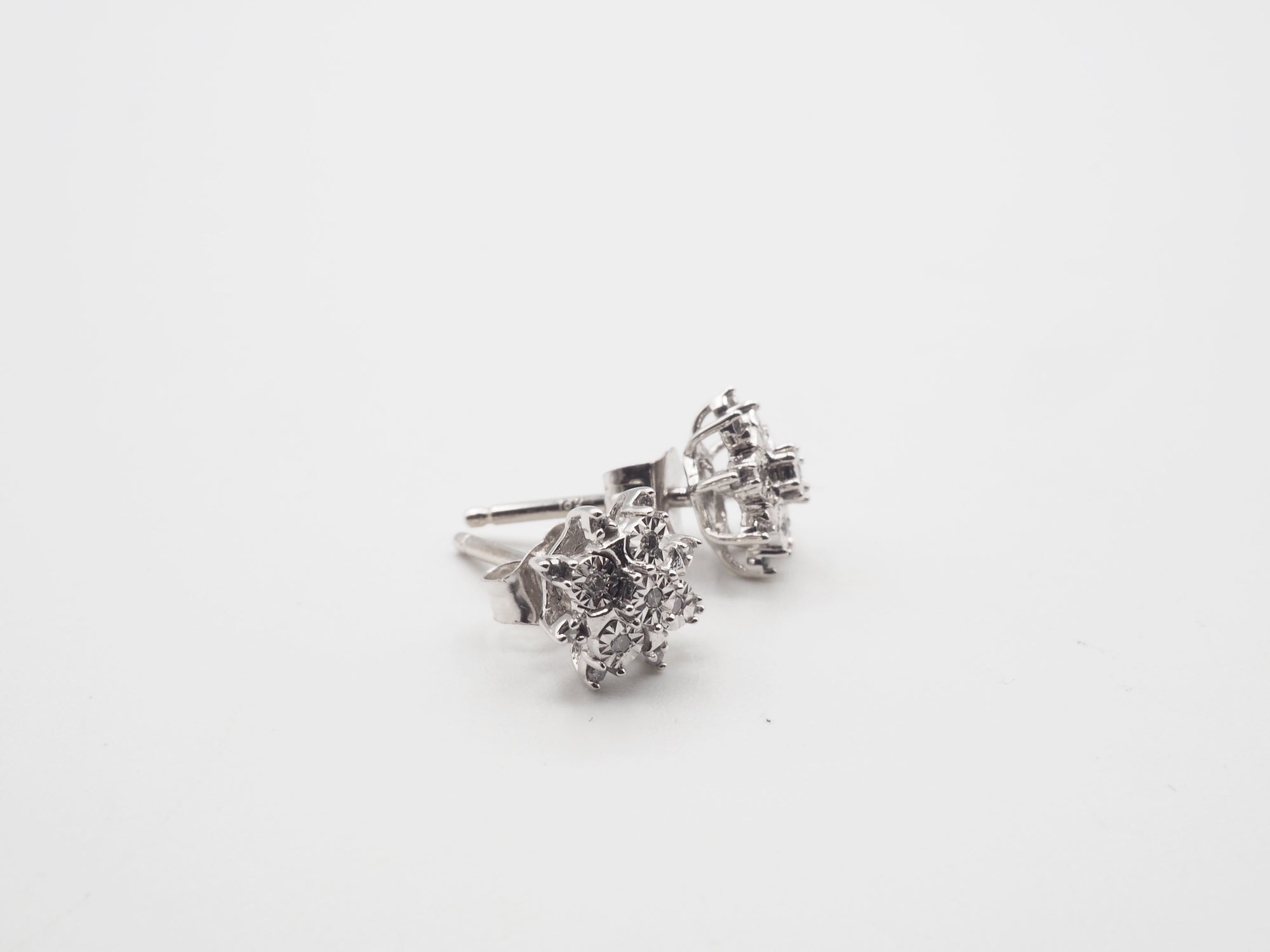 10K White Gold Diamond Stud
