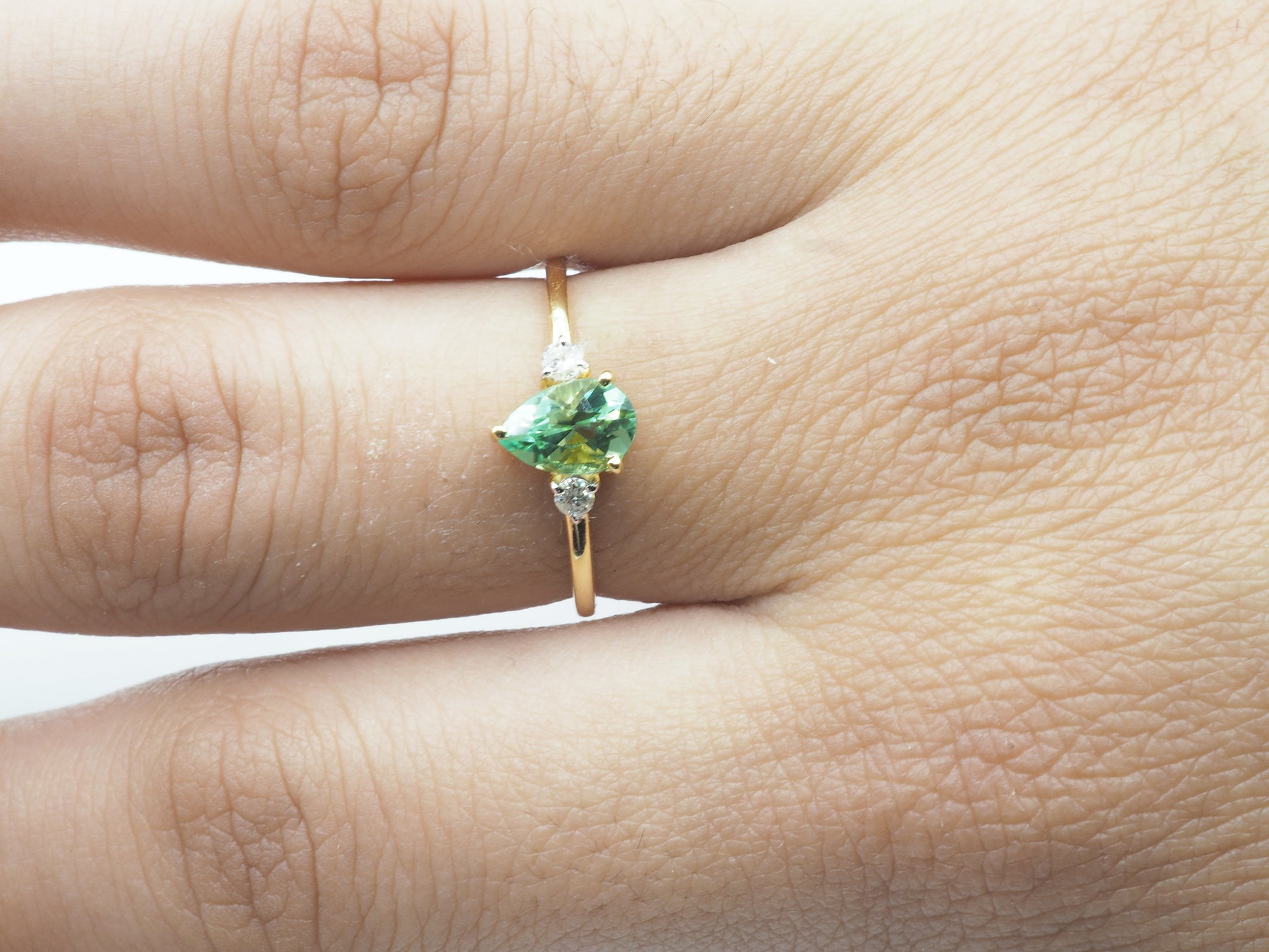 18K Yellow Gold Green Tourmaline Ring with diamond