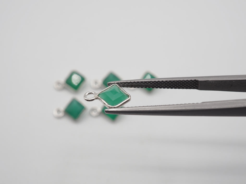 Green Onyx Silver Bezel 5x5 mm, Single Connector, Approximately 6.93 carat (GTG-SBO-11)