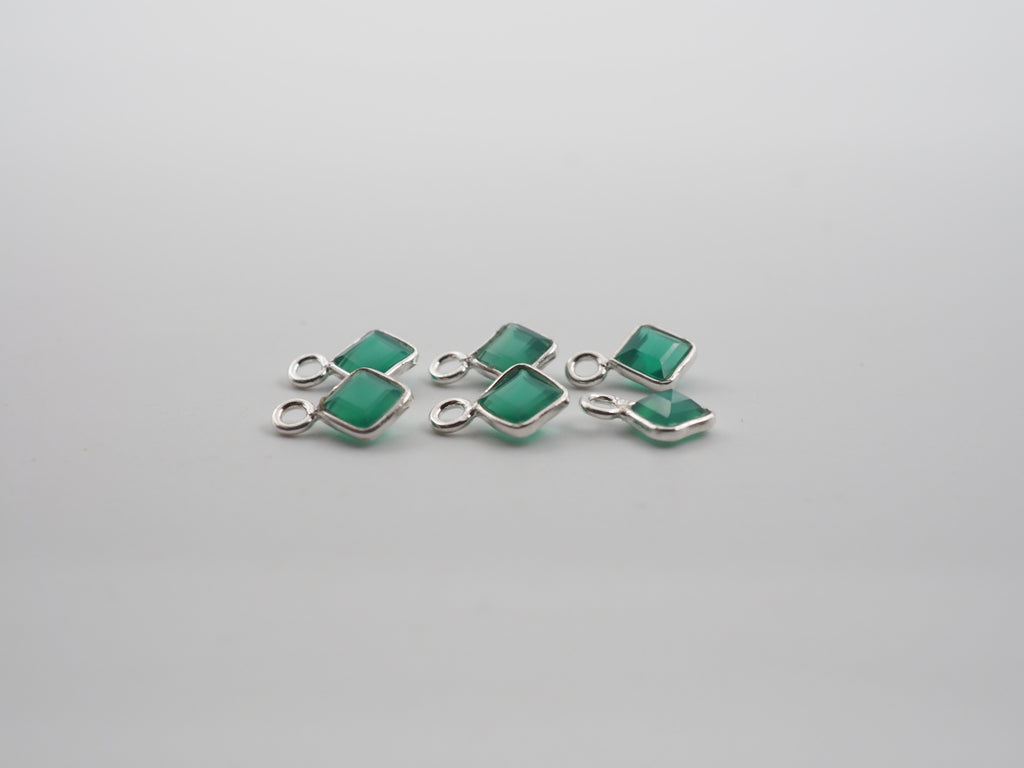 Green Onyx Silver Bezel 4x4 mm, Single Connector, Approximately 5.20 carat (GTG-SBO-10)