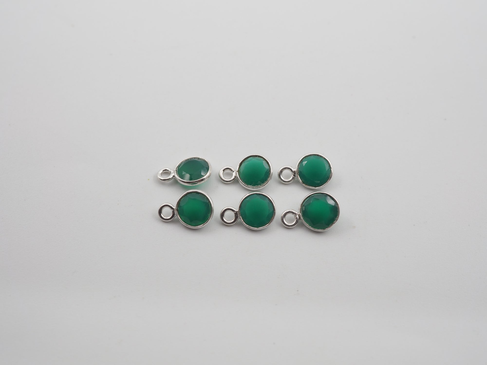 Green Onyx Silver Bezel 6 mm, Single Connector, Approximately 6.40 carat (GTG-SBO-15)