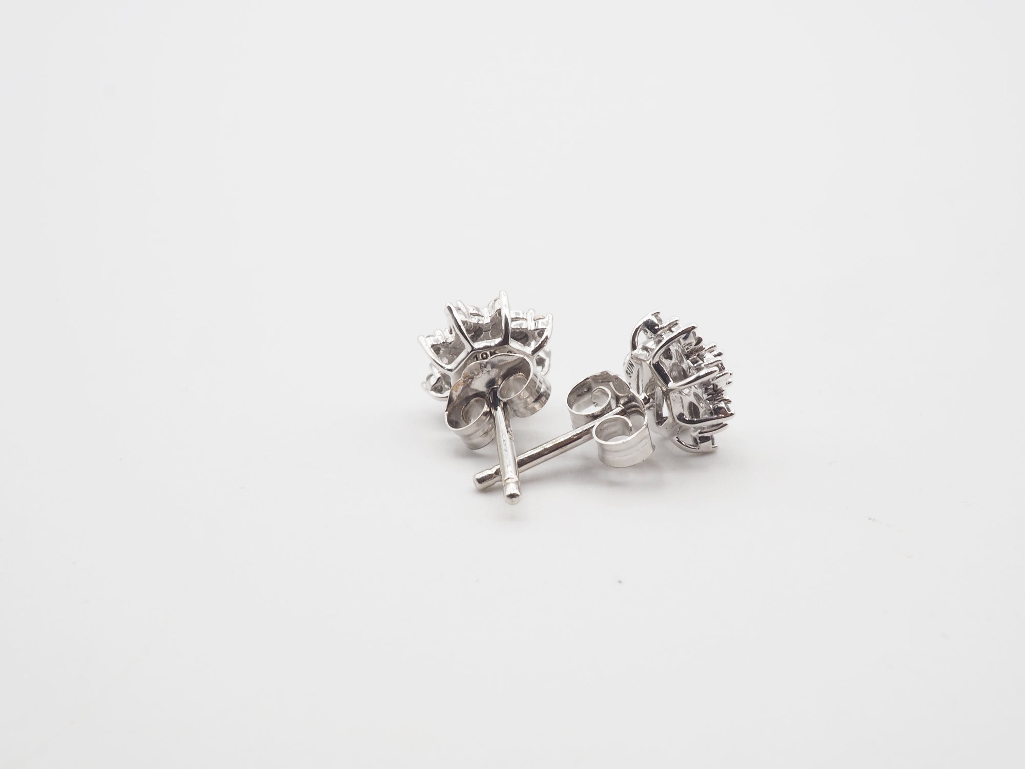 10K White Gold Diamond Stud