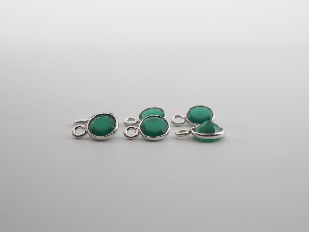 Green Onyx Silver Bezel 6 mm, Single Connector, Approximately 6.40 carat (GTG-SBO-15)