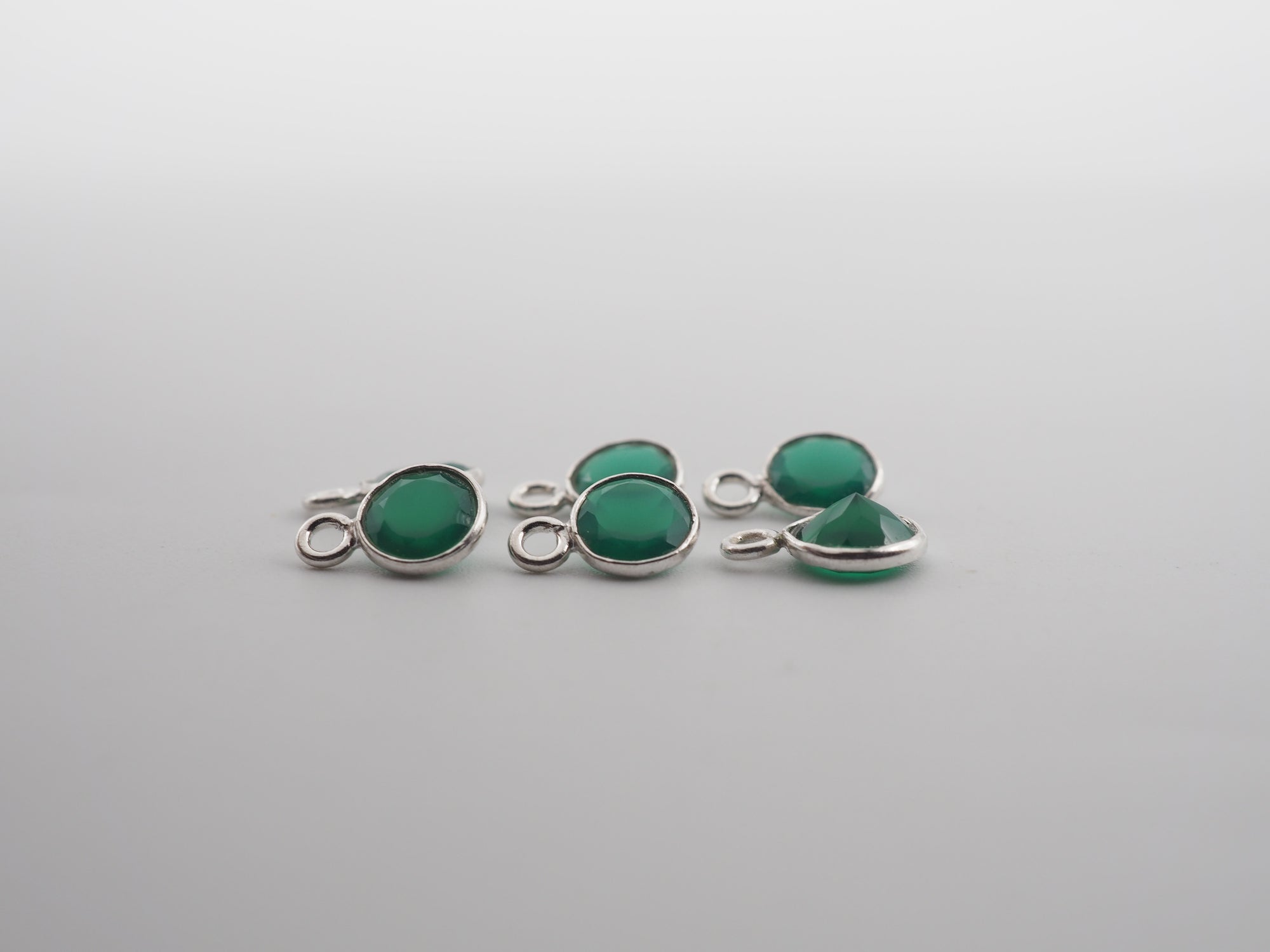 Green Onyx Silver Bezel 6 mm, Single Connector, Approximately 6.40 carat (GTG-SBO-15)