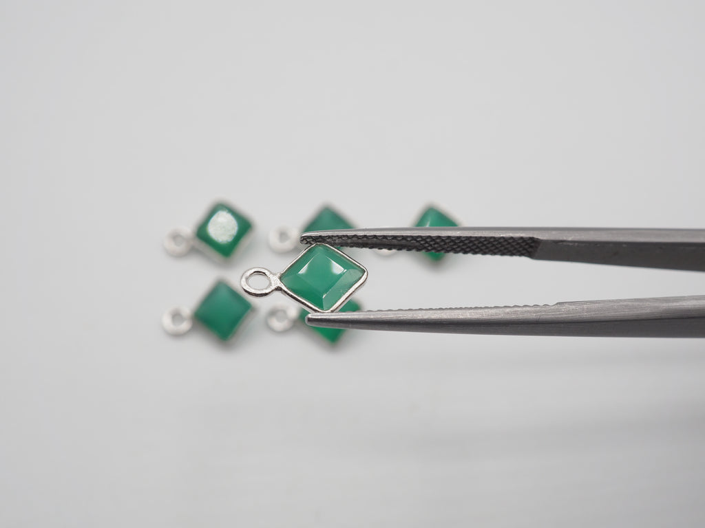 Green Onyx Silver Bezel 5x5 mm, Single Connector, Approximately 6.93 carat (GTG-SBO-11)