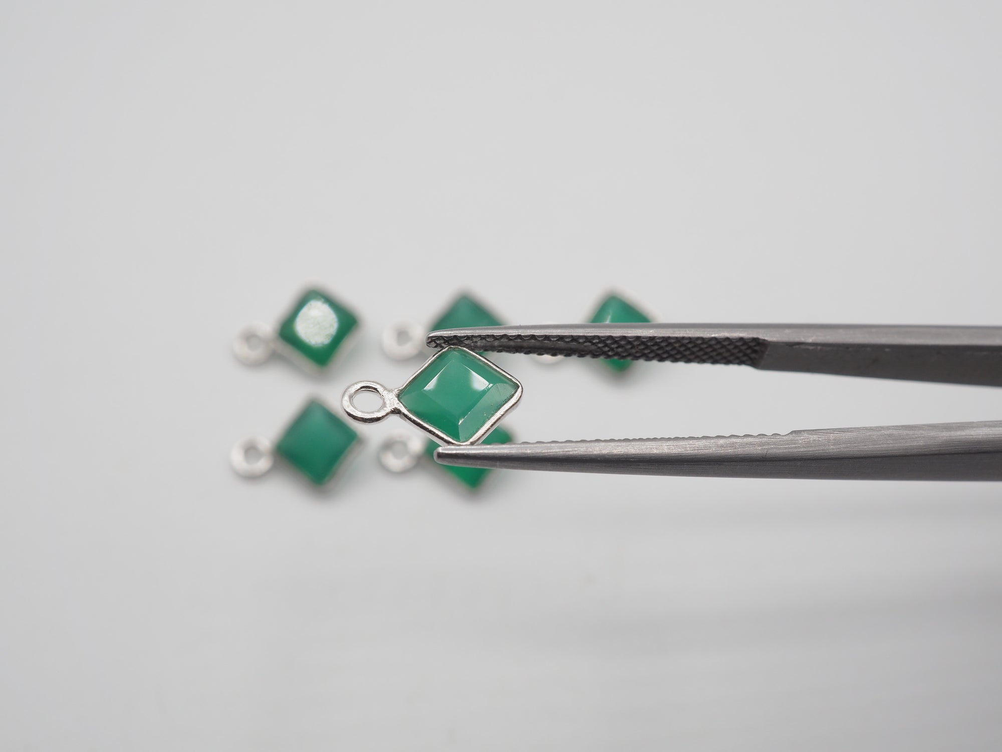 Green Onyx Silver Bezel 5x5 mm, Single Connector, Approximately 6.93 carat (GTG-SBO-11)