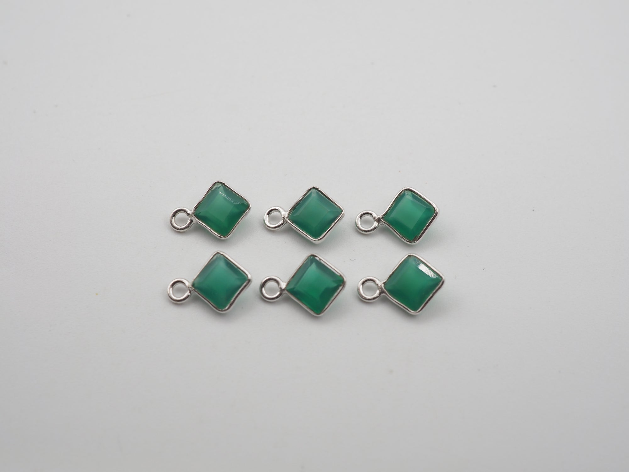 Green Onyx Silver Bezel 5x5 mm, Single Connector, Approximately 6.93 carat (GTG-SBO-11)