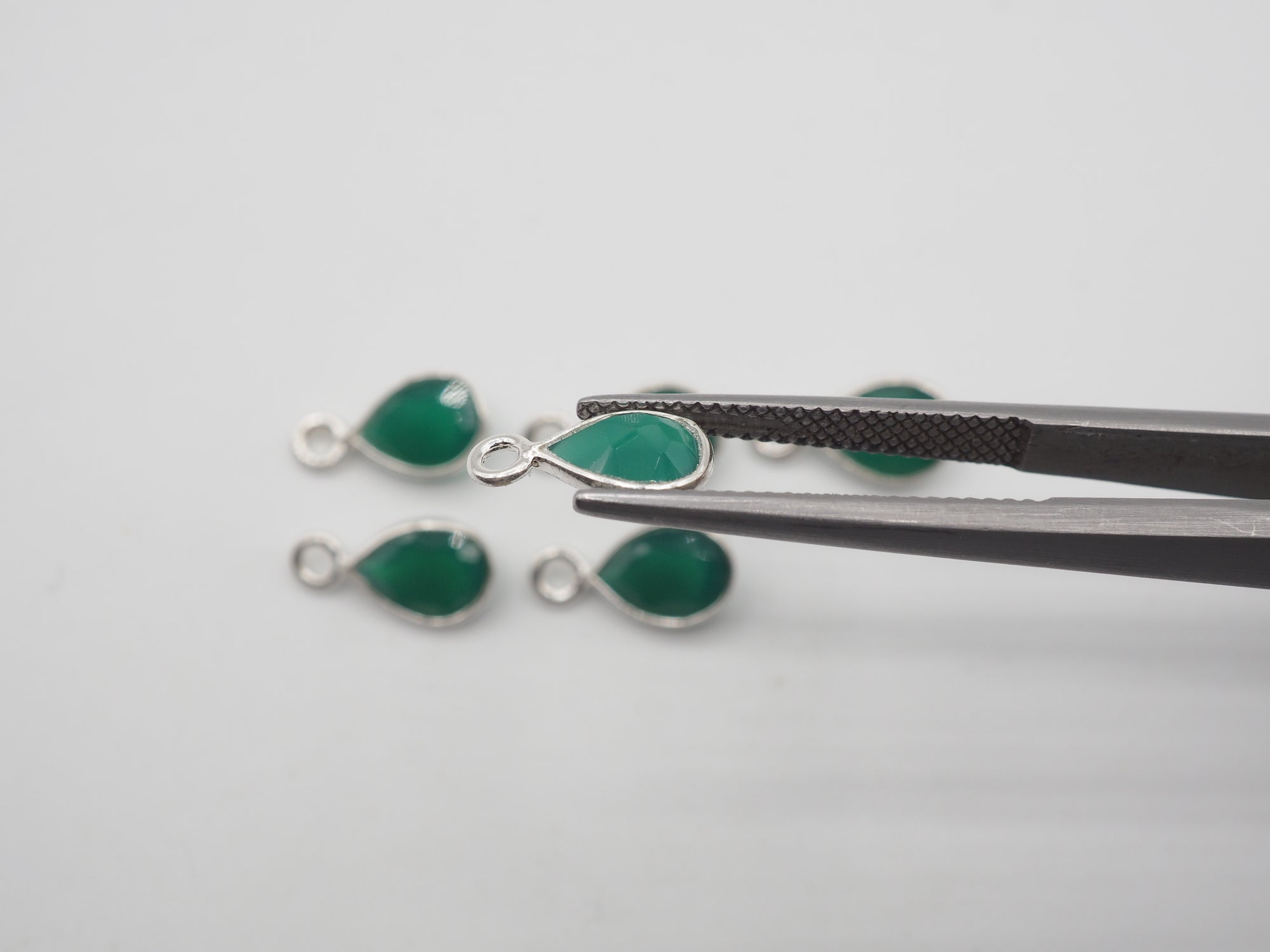 Green Onyx Silver Bezel 6x5 mm, Single Connector, Approximately 7.10 carat (GTG-SBO-5)